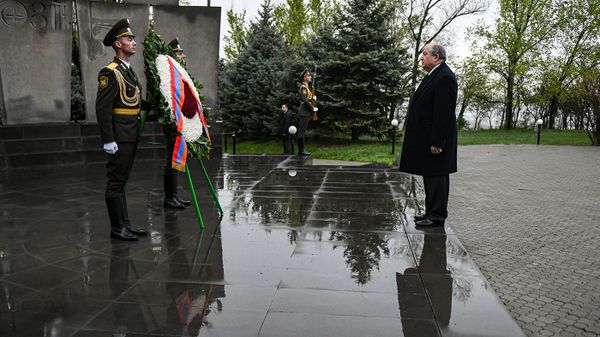 Президент Армен Саркисян в Пантеоне Ераблур почтил память героев, погибших во время апрельской войны (2 апреля 2020). Еревaн - Sputnik Армения