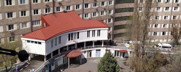 Машины скорой помощи перед зданием медцентра Сурб Григор Лусаворич (2 апреля 2020). Еревaн - Sputnik Армения