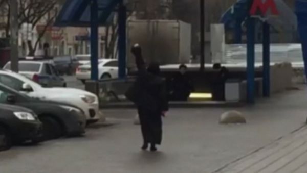 СПУТНИК_Прохожие сняли на видео подозреваемую в убийстве ребенка в Москве - Sputnik Армения