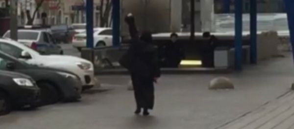СПУТНИК_Прохожие сняли на видео подозреваемую в убийстве ребенка в Москве - Sputnik Армения