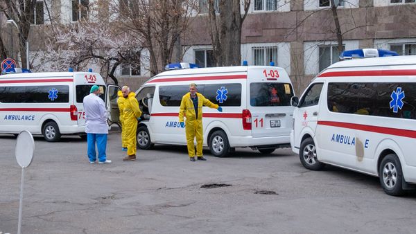 Кареты скорой помощи перед зданием медцентра Сурб Григор Лусаворич (2 апреля 2020). Еревaн - Sputnik Армения