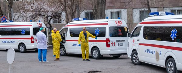 Кареты скорой помощи перед зданием медцентра Сурб Григор Лусаворич (2 апреля 2020). Еревaн - Sputnik Արմենիա