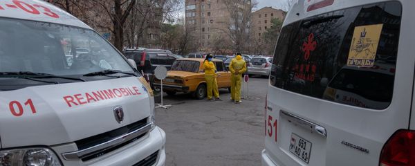 Кареты скорой помощи перед зданием медцентра Сурб Григор Лусаворич (2 апреля 2020). Еревaн - Sputnik Արմենիա