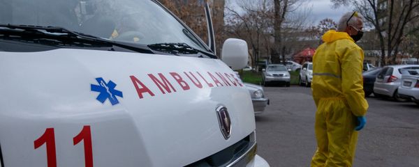 Карета скорой помощи перед зданием медцентра Сурб Григор Лусаворич (2 апреля 2020). Еревaн - Sputnik Армения