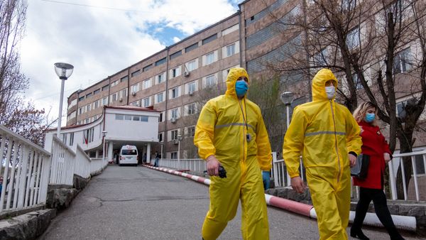 Медработники перед зданием медицинского центра Сурб Григор Лусаворич (2 апреля 2020). Еревaн - Sputnik Армения