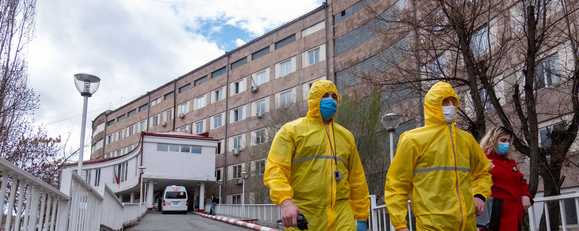 Медработники перед зданием медицинского центра Сурб Григор Лусаворич (2 апреля 2020). Еревaн - Sputnik Արմենիա, 1920, 18.04.2021