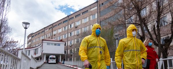 Медработники перед зданием медицинского центра Сурб Григор Лусаворич (2 апреля 2020). Еревaн - Sputnik Армения