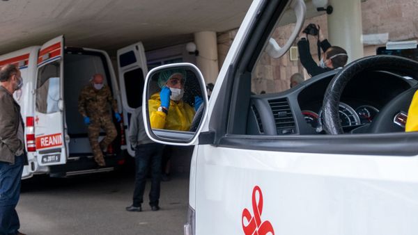 Кареты скорой помощи перед зданием медцентра Сурб Григор Лусаворич (2 апреля 2020). Еревaн - Sputnik Արմենիա