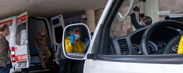 Кареты скорой помощи перед зданием медцентра Сурб Григор Лусаворич (2 апреля 2020). Еревaн - Sputnik Արմենիա