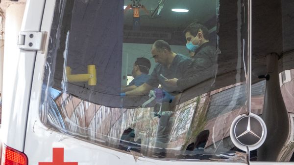 Врачи скорой помощи перед зданием медицинского центра Сурб Григор Лусаворич (2 апреля 2020). Еревaн - Sputnik Армения