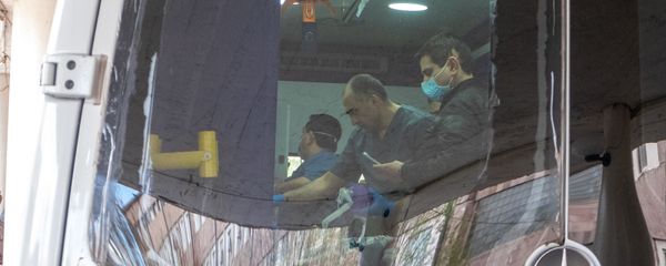 Врачи скорой помощи перед зданием медицинского центра Сурб Григор Лусаворич (2 апреля 2020). Еревaн - Sputnik Армения