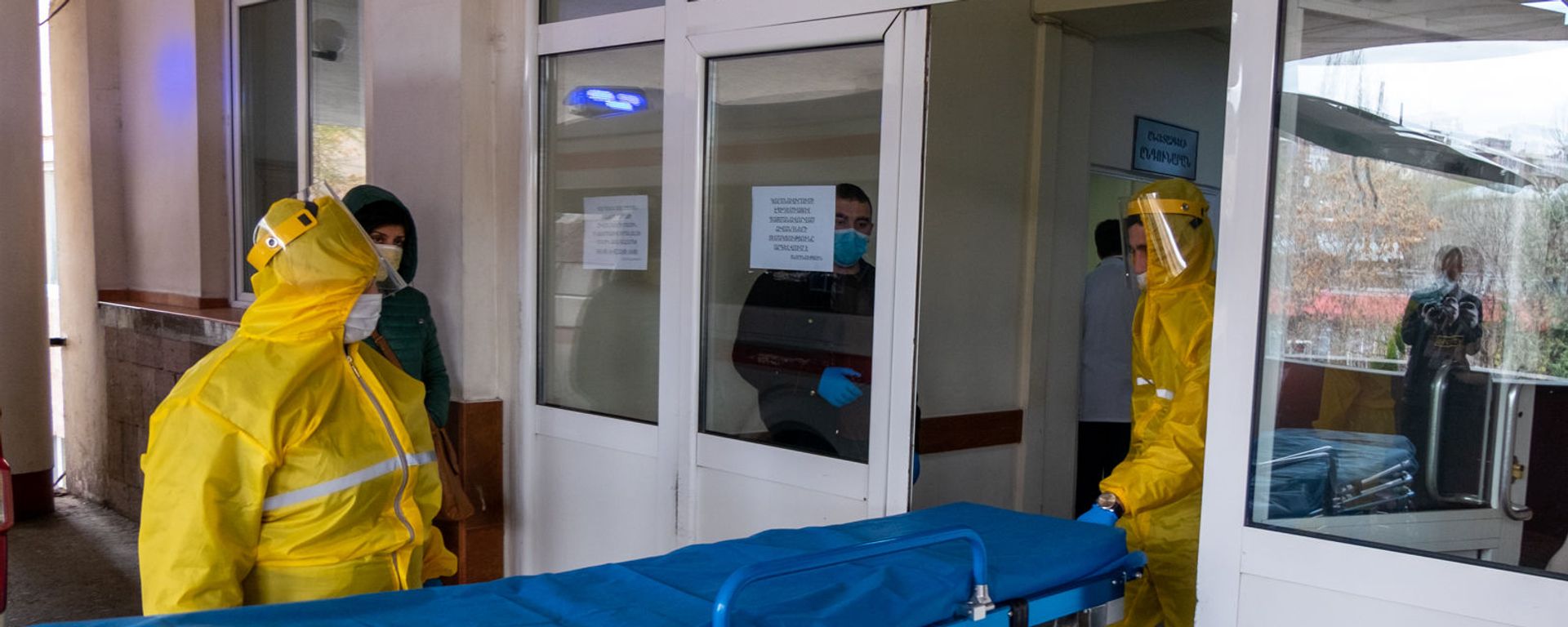 Врачи скорой помощи перед зданием медицинского центра Сурб Григор Лусаворич (2 апреля 2020). Еревaн - Sputnik Արմենիա, 1920, 01.03.2021