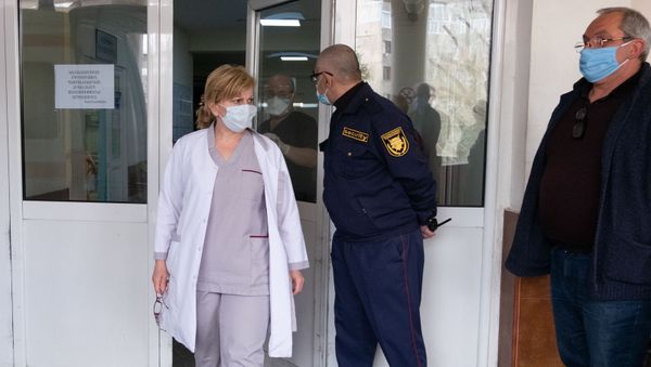 Врачи перед зданием медицинского центра Сурб Григор Лусаворич (2 апреля 2020). Еревaн - Sputnik Армения