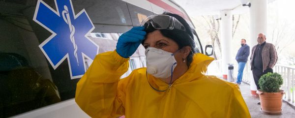 Врачи скорой помощи перед зданием медицинского центра Сурб Григор Лусаворич (2 апреля 2020). Еревaн - Sputnik Արմենիա