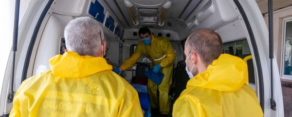 Врачи скорой помощи перед зданием медицинского центра Сурб Григор Лусаворич (2 апреля 2020). Еревaн Врачи скорой помощи перед зданием медицинского центра Сурб Григор Лусаворич (2 апреля 2020). Еревaн - Sputnik Армения