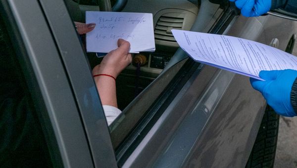 Самодеятельность: женщина предоставила свое видение анкеты передвижения во время ЧП - Sputnik Армения