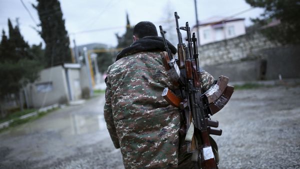 Армянский боец ​​несет автоматы Калашникова своему товарищу по оружию в провинции Мартакерт (4 апреля 2016). Нагорный Карабах - Sputnik Армения