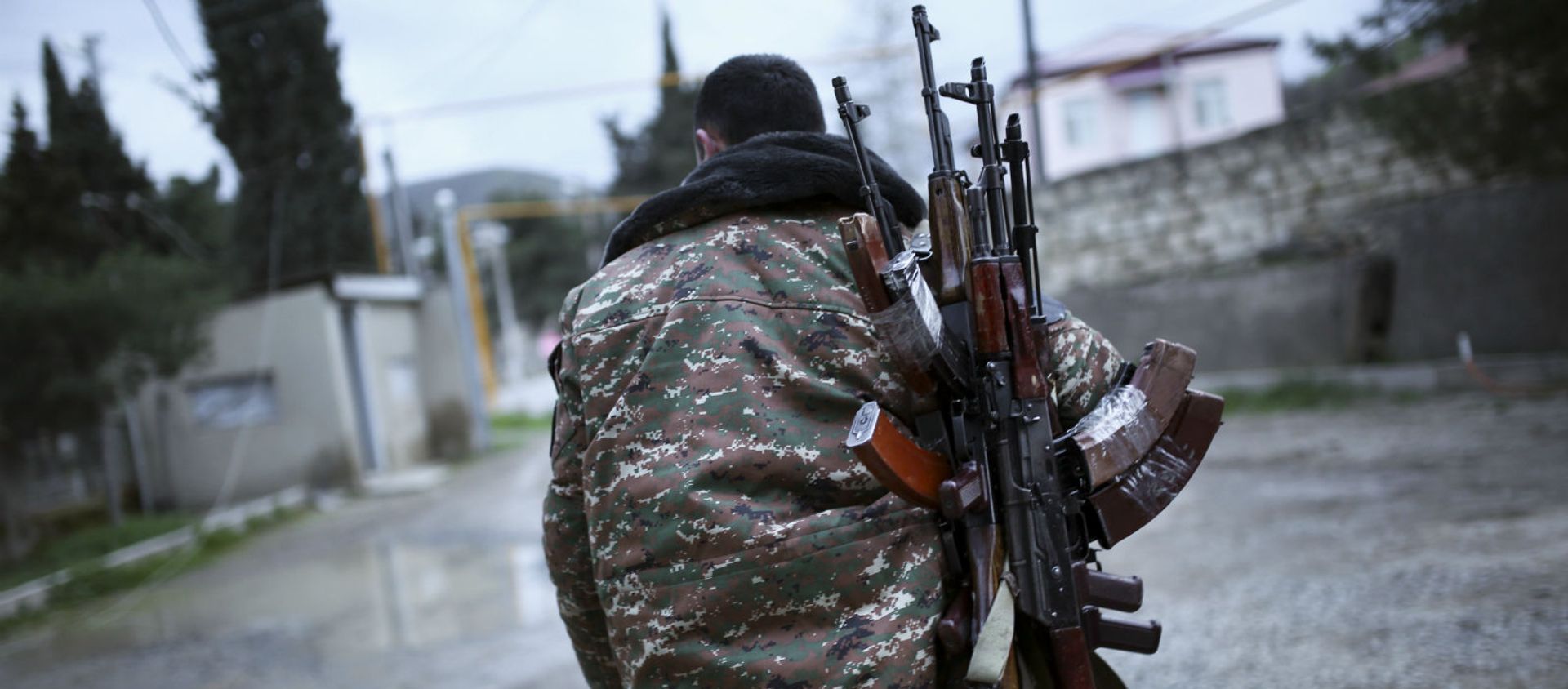Армянский боец ​​несет автоматы Калашникова своему товарищу по оружию в провинции Мартакерт (4 апреля 2016). Нагорный Карабах - Sputnik Армения, 1920, 14.01.2021