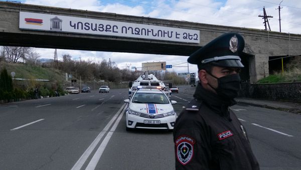 Сотрудник военной полиции проверяет документы у водителей и пассажиров автомобилей, выезжающего из столицы (2 апреля 2020). Еревaн - Sputnik Армения