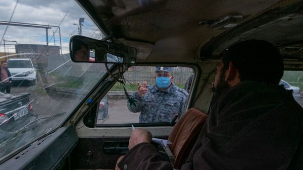 Ոստիկանը ստուգում է փաստաթղթերը - Sputnik Արմենիա