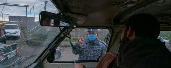 Полицейский проверяет документы у водителей и пассажиров автомобилей, выезжающего из столицы (2 апреля 2020). Еревaн - Sputnik Армения