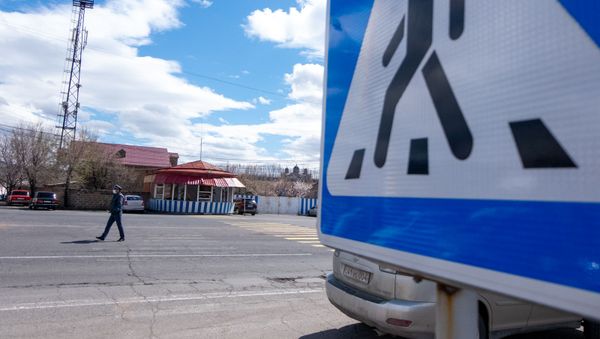 Полицейские проверяют документы у водителей и пассажиров автомобилей, въезжающих в столицу (2 апреля 2020). Еревaн - Sputnik Армения