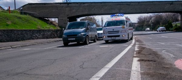 Карета скорой помощи недалеко от поста полиции, которая проверяет документы водителей и пассажиров при выезде из столицы (2 апреля 2020). Еревaн Карета скорой помощи недалеко от поста полиции, которая проверяет документы водителей и пассажиров при выезде из столицы (2 апреля 2020). Еревaн - Sputnik Արմենիա