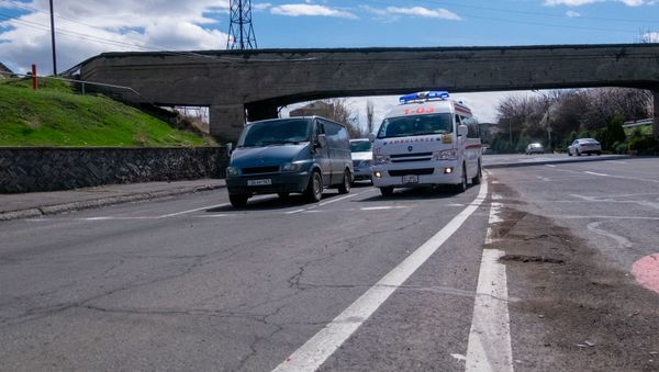 Карета скорой помощи недалеко от поста полиции, которая проверяет документы водителей и пассажиров при выезде из столицы (2 апреля 2020). Еревaн - Sputnik Արմենիա