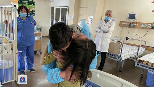 13-летнюю Назели, избитую несколько недель назад в Гюмри, в больницу пришел навестить ее брат (3 апреля 2020). - Sputnik Армения