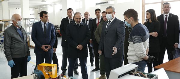 Премьер-министр Никол Пашинян в сопровождении министра обороны Давида Тонояна и министра высоких технологий Акопа Аршакяна посетил Инженерный город (3 апреля 2020). Еревaн - Sputnik Արմենիա