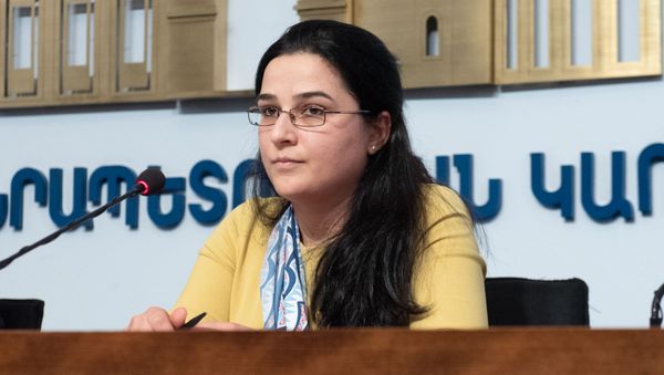 Пресс-секретарь министерства иностранных дел Армении Анна Нагдалян на пресс-конференции (18 марта 2020). Еревaн Пресс-секретарь министерства иностранных дел Армении Анна Нагдалян на пресс-конференции (18 марта 2020). Еревaн - Sputnik Армения
