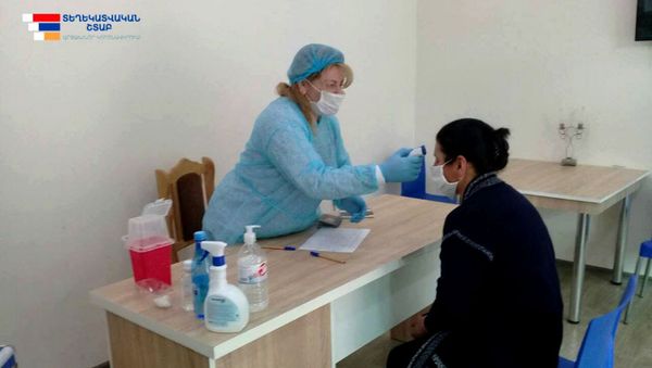 Процесс термометрии в пунктах медико-санитарного контроля Армения-Арцах (4 апреля 2020).  - Sputnik Արմենիա