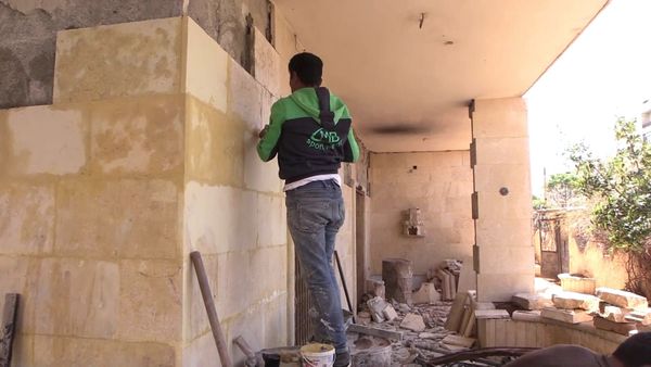 В свои дома начали возвращаться беженцы. В первую очередь они берутся за ремонт квартир В свои дома начали возвращаться беженцы. В первую очередь они берутся за ремонт квартир - Sputnik Армения