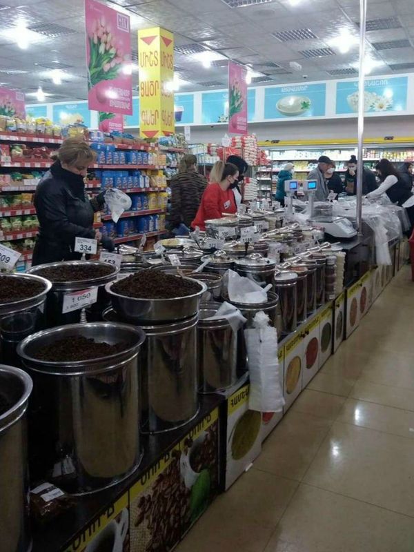 Վրաս մի շնչի. ո՞վ է սուպերմարկետներում արտակարգ դրության կանոնները խախտելու պատասխանատուն - Sputnik Արմենիա