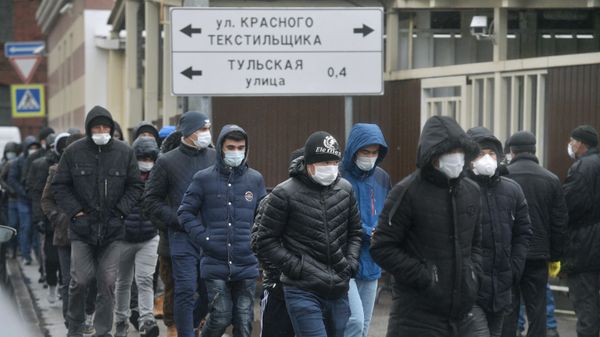 Очереди мигрантов в УФМС - Sputnik Армения