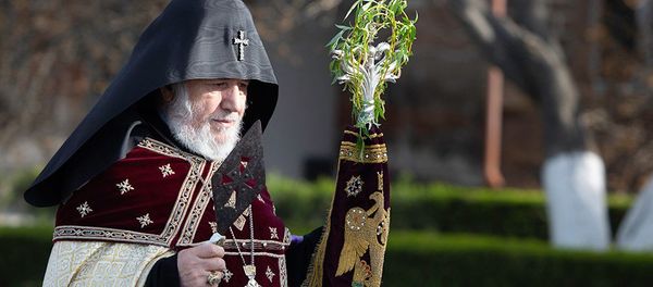Католикос Гарегин II со святым Гегардом в руке проводит церемонию праздника Цахказард в Святом Первопрестольном Эчмиадзине (5 апреля 2020). Вагаршапат - Sputnik Армения