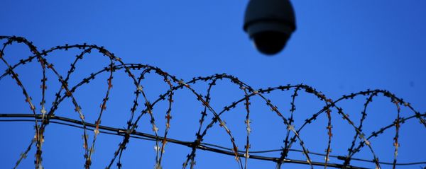 Колючая проволока на ограждении следственного изолятора Лефортово - Sputnik Армения