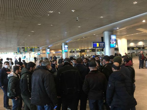В Домодедово собрались сотни граждан Армении: что происходит в московском аэропорту В Домодедово собрались сотни граждан Армении: что происходит в московском аэропорту - Sputnik Армения