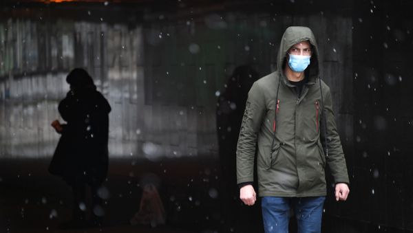 Прохожие в подземном переходе в районе площади Тверская застава в Москве - Sputnik Армения
