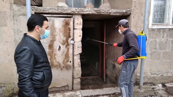 Профилактические меры против коронавируса во дворе дома погибшего от вируса жителя (5 апреля 2020). Маралик - Sputnik Արմենիա
