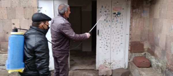  Профилактические меры против коронавируса во дворе дома погибшего от вируса жителя (5 апреля 2020). Маралик - Sputnik Արմենիա