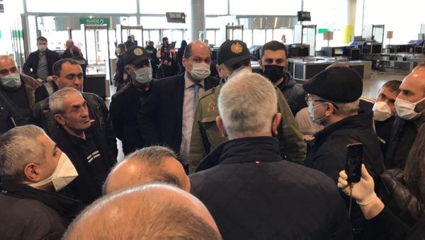 Посол Армении в России Вардан Тоганян в аэропорту Домодедово (6 апреля 2020). Москва - Sputnik Армения