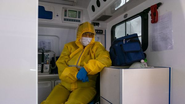 Медсестра скорой помощи Гехецик во время транспортировки болных из медицинского центра Сурб Григор Лусаворич (2 апреля 2020). Еревaн - Sputnik Արմենիա