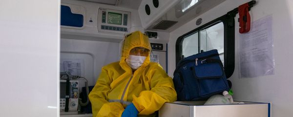 Медсестра скорой помощи Гехецик во время транспортировки болных из медицинского центра Сурб Григор Лусаворич (2 апреля 2020). Еревaн - Sputnik Արմենիա