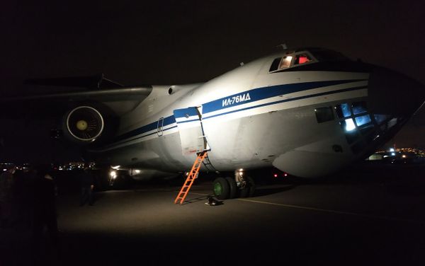 Военные специалисты и техника из России прибыли в Армению для содействия в борьбе с коронавирусом (7 апреля 2020). Еревaн Военные специалисты и техника из России прибыли в Армению для содействия в борьбе с коронавирусом (7 апреля 2020). Еревaн - Sputnik Армения