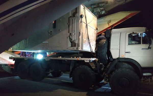 Военные специалисты и техника из России прибыли в Армению для содействия в борьбе с коронавирусом (7 апреля 2020). Еревaн Военные специалисты и техника из России прибыли в Армению для содействия в борьбе с коронавирусом (7 апреля 2020). Еревaн - Sputnik Армения