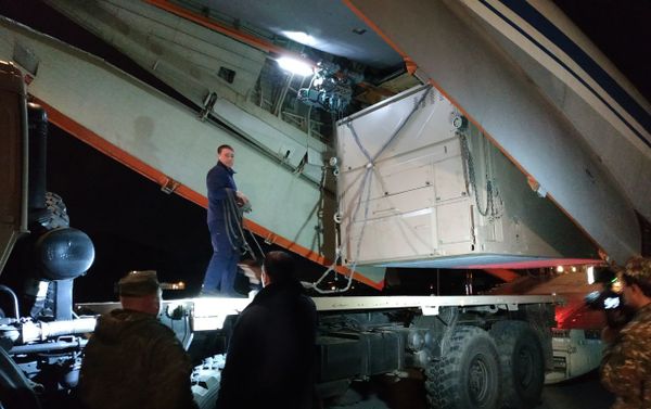 Военные специалисты и техника из России прибыли в Армению для содействия в борьбе с коронавирусом (7 апреля 2020). Еревaн Военные специалисты и техника из России прибыли в Армению для содействия в борьбе с коронавирусом (7 апреля 2020). Еревaн - Sputnik Армения