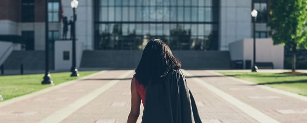 Женщина перед зданием Университета Алабамы Женщина перед зданием Университета Алабамы - Sputnik Արմենիա
