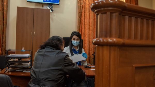 Посетители в защитных масках в банке (8 апреля 2020). Еревaн - Sputnik Արմենիա