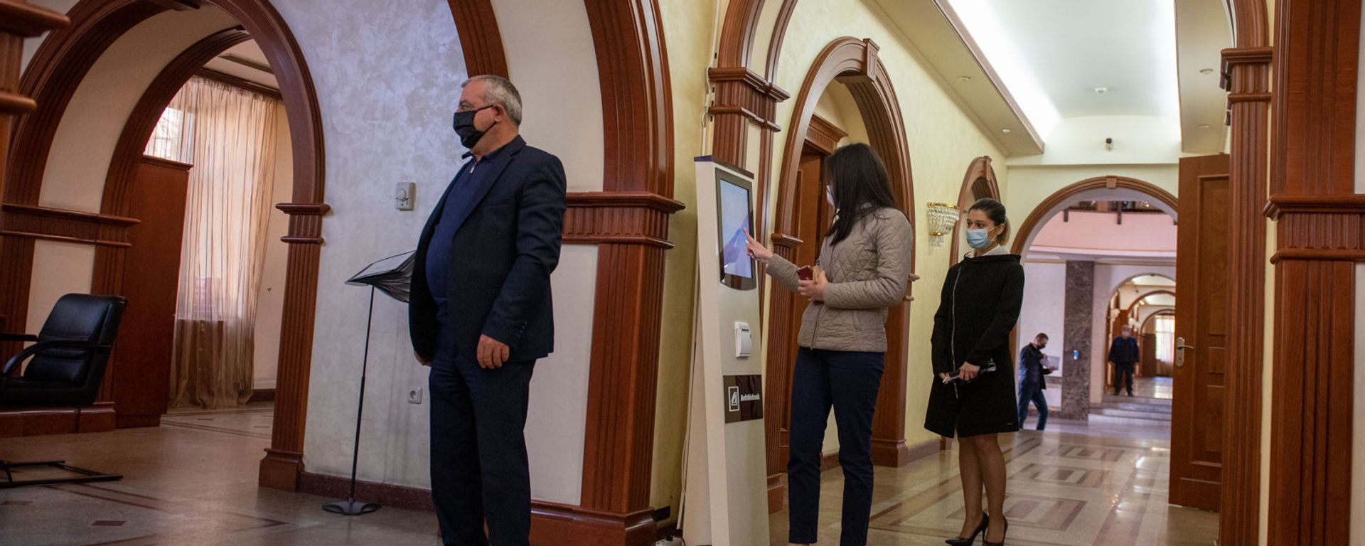 Посетители в защитных масках в банке (8 апреля 2020). Еревaн Посетители в защитных масках в банке (8 апреля 2020). Еревaн - Sputnik Армения, 1920, 15.12.2020